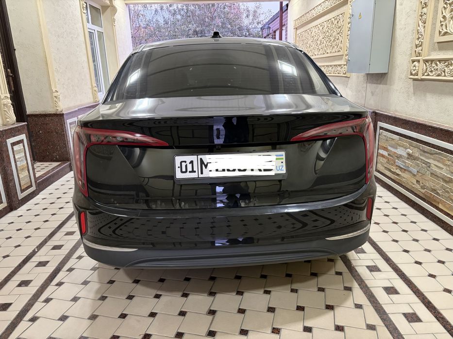 Sotiladi Hongqi eqm-5 450 tali toza 35500 km yurgan qora rangli