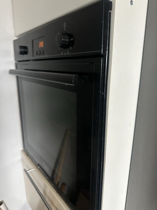 Продам духовку  Hotpoint Ariston