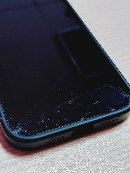 Продавам Iphone 13 128gb