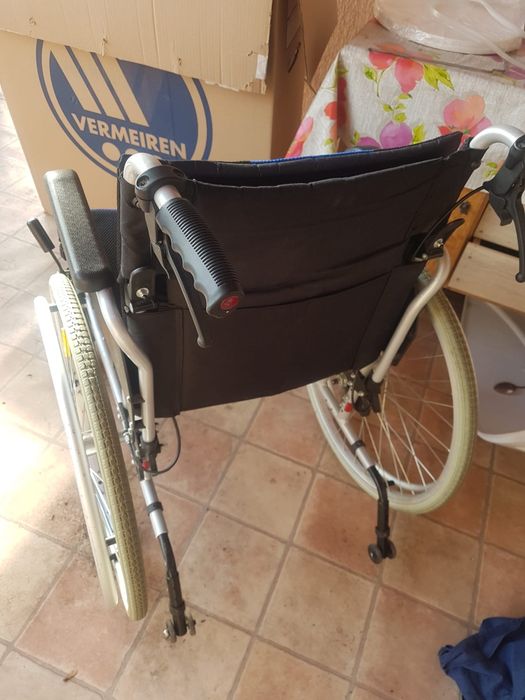 Carucior cu rotile pentru  persoane cu handicap.