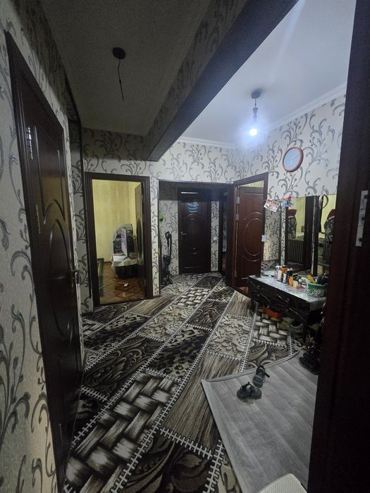 Срочно  продам  квартиру  сергели  7 4 ком рядом метро  линия  2 этаж