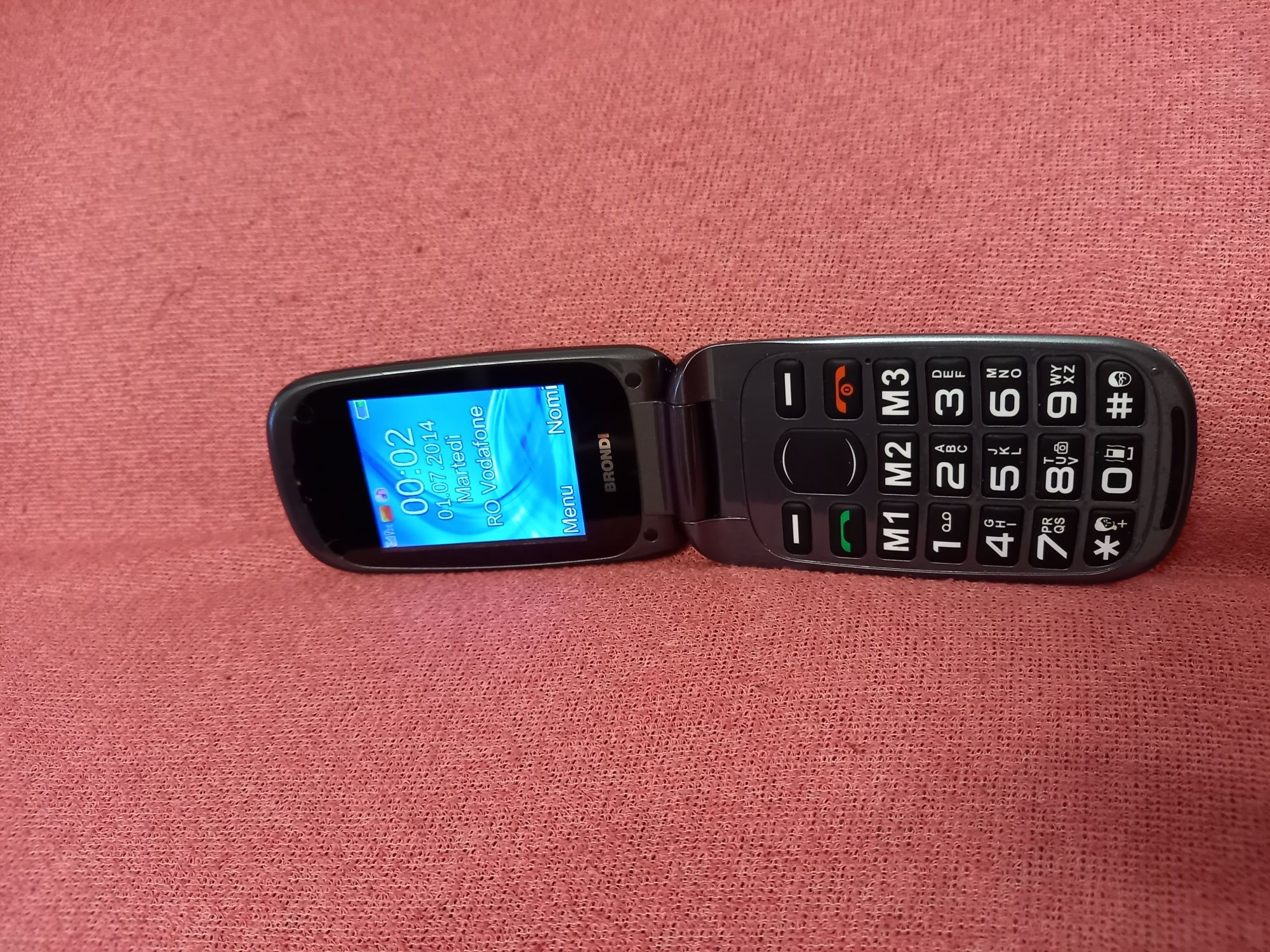 Super telefon cu clapeta cu display dublu ,butoane mari și incarcator