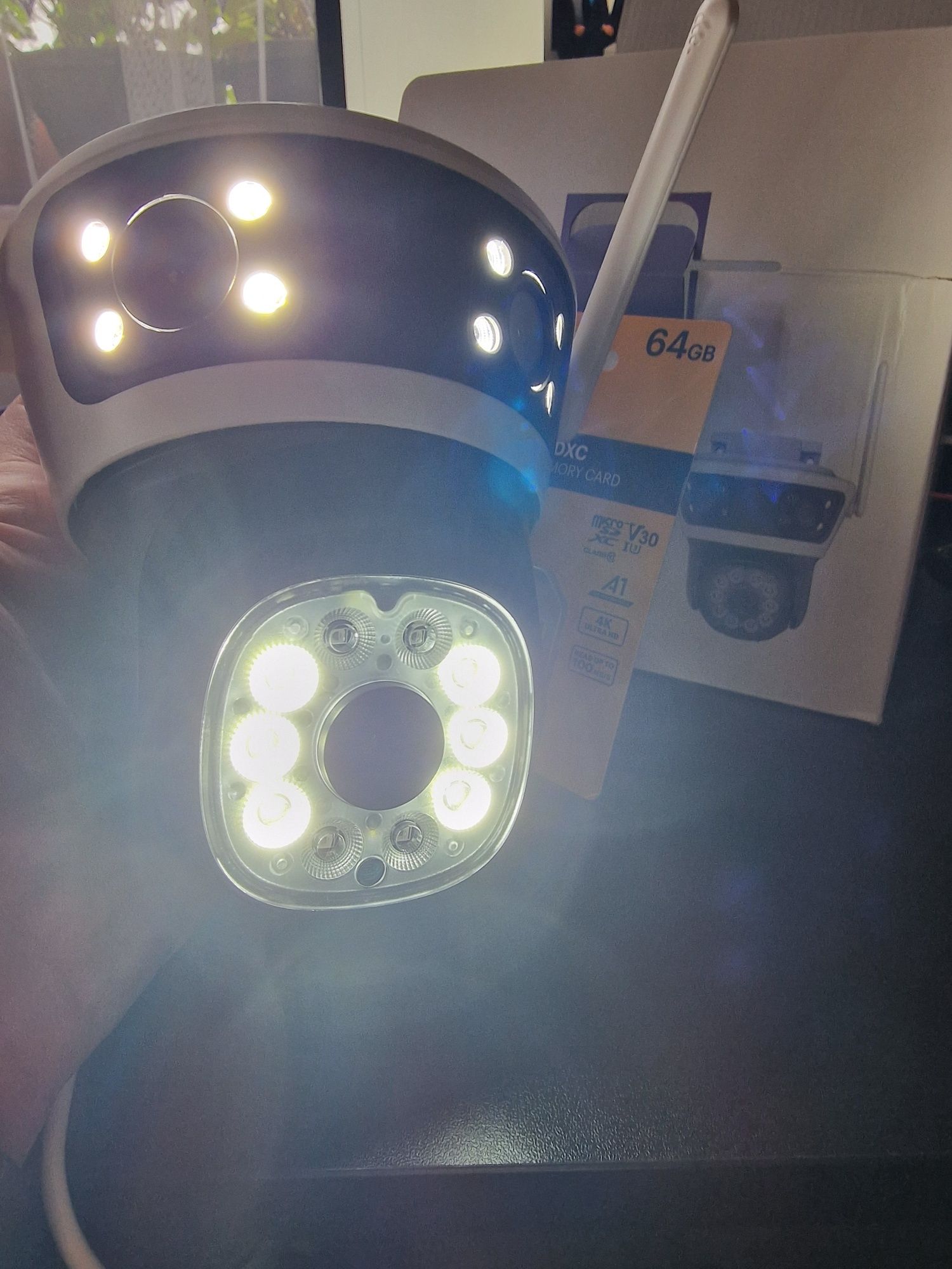 Vand camera cu trei lentile de supraveghere 360°.