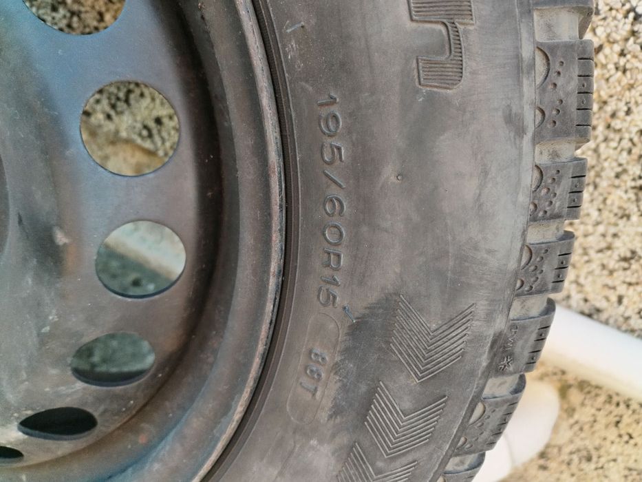 Продавам зимни гуми със стоманени джанти и оригинални тасове 15 цола.