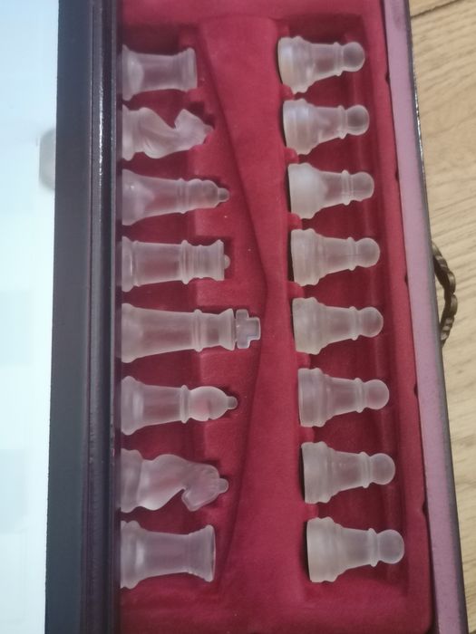 Стъклен шах в луксозна дървена кутия