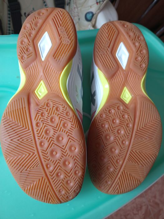 Vând adidași Asics 39.5