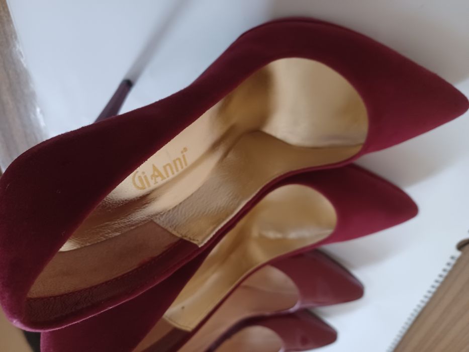 Два чифта дамски обувки за по 10 лева всеки чифт. Общо 20 лв. за двата