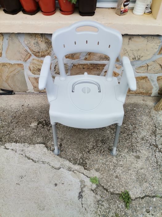 Инвалиден стол за баня и тоалетна