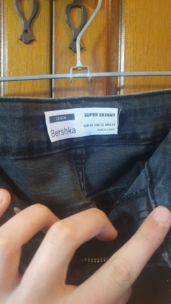 Vând blugi bershka cu vopsea