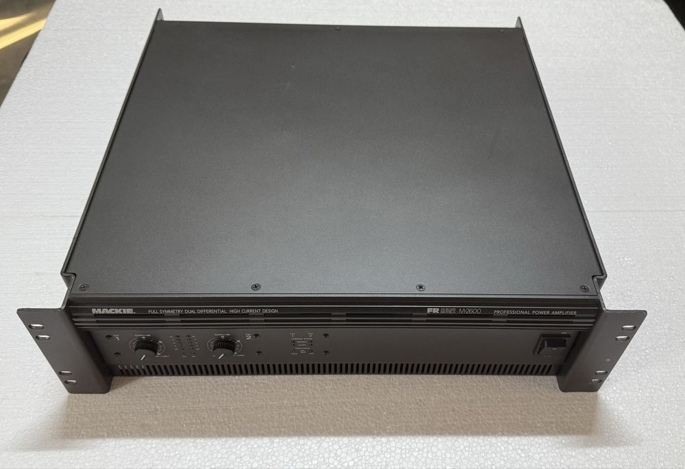 Vand amplificator Mackie FR - M2600 ( CU CROSOVER )