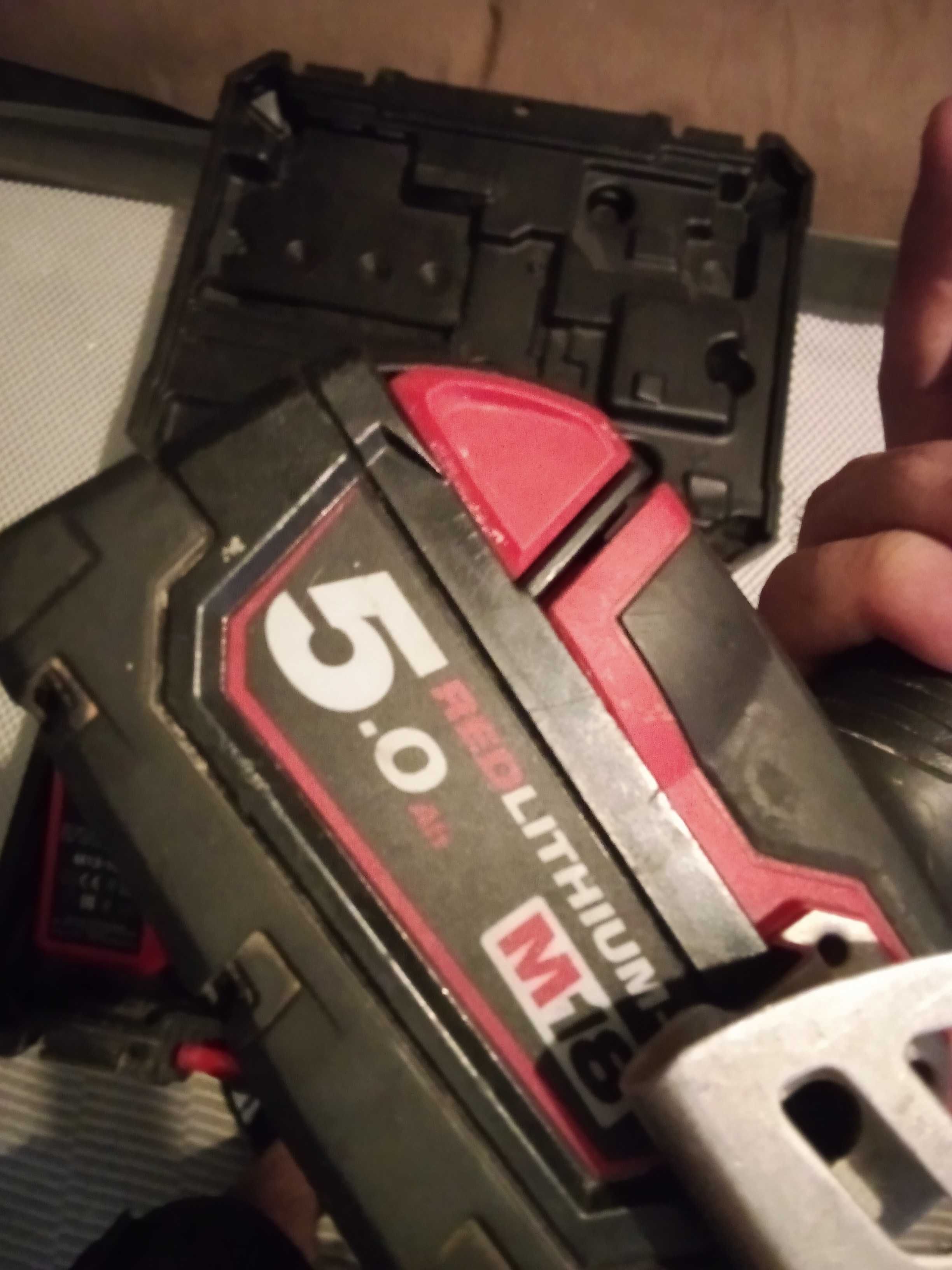 Milwaukee M18 Винтоверт, с 2 M18 5ah батерии и зариядно