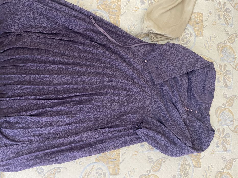 Фиолетовое платье с кружевом.