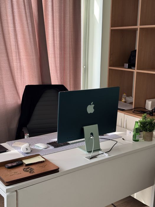 Продаю iMac 24 (2021) на чипе М1 8/256gb (4K)