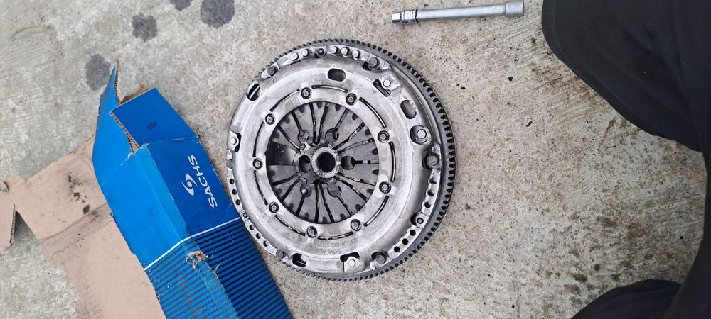 Kit ambreiaj volanta cu masa dubla vw Golf 6 1.6 TDI cayc Sachs noua