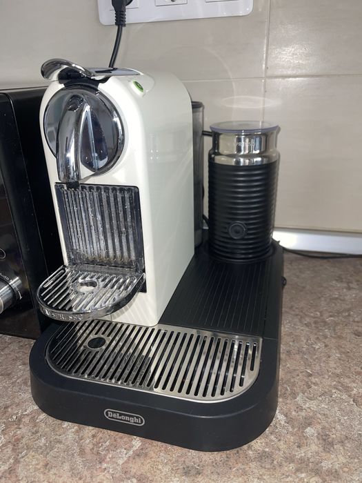Nespresso Citiz and Milk by Magimix M190 Coffee Machine Limousine