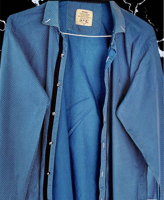 Cămașă bărbătească albastră cu mânecă lungă și imprimeu punctat