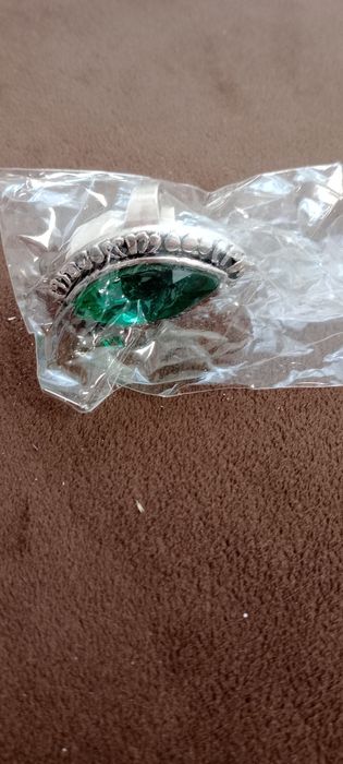 Vând inel cu smarald