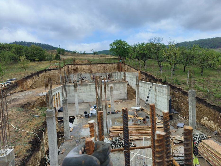 Construim case la roșu!