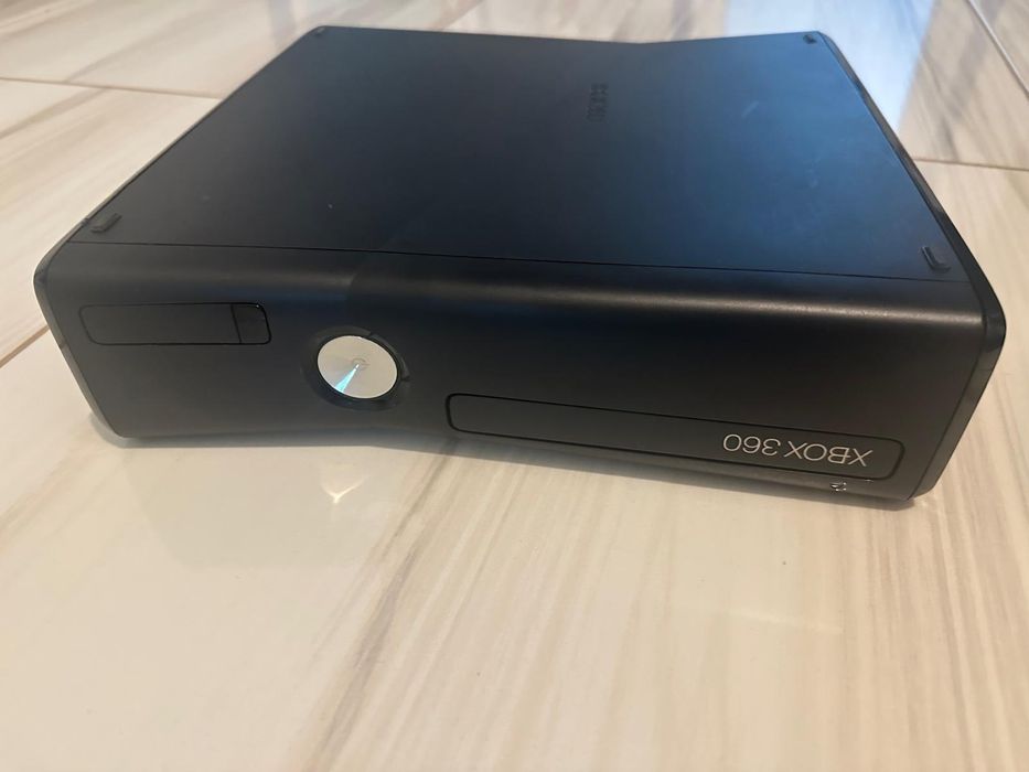 Vând Xbox 360 4gb