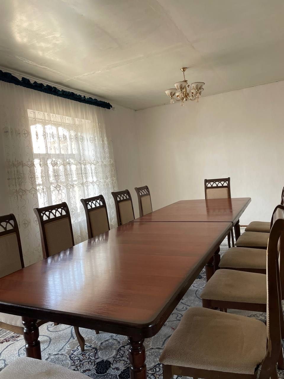Стол стуллари билан сотилади