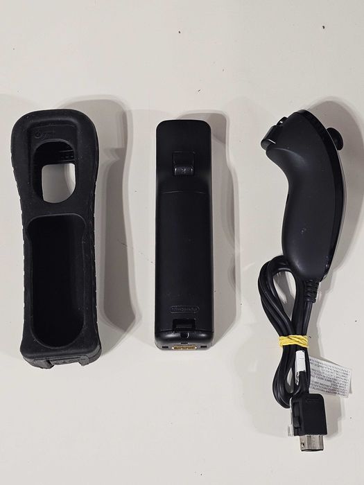 Nintendo Wiimote negru Motionplus Inside cu Nunchuck si husa colectie