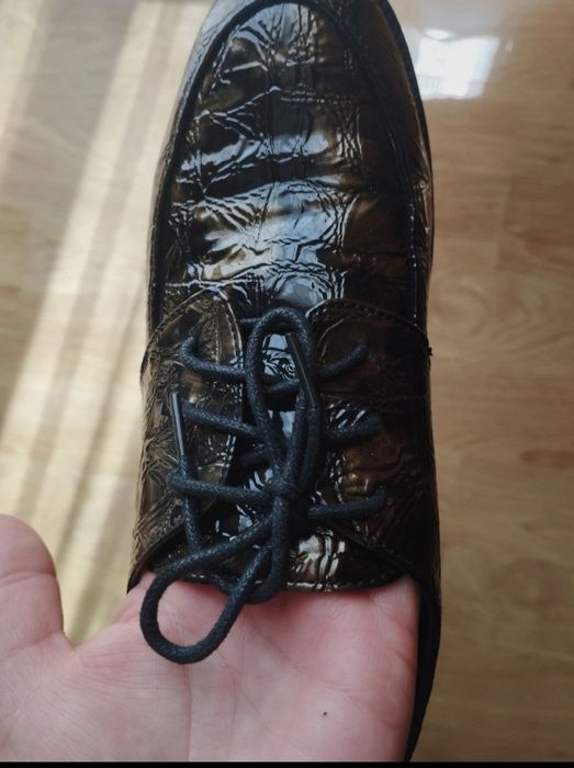 Pantofi eleganți cu șireturi din piele lăcuită, de culoare maro