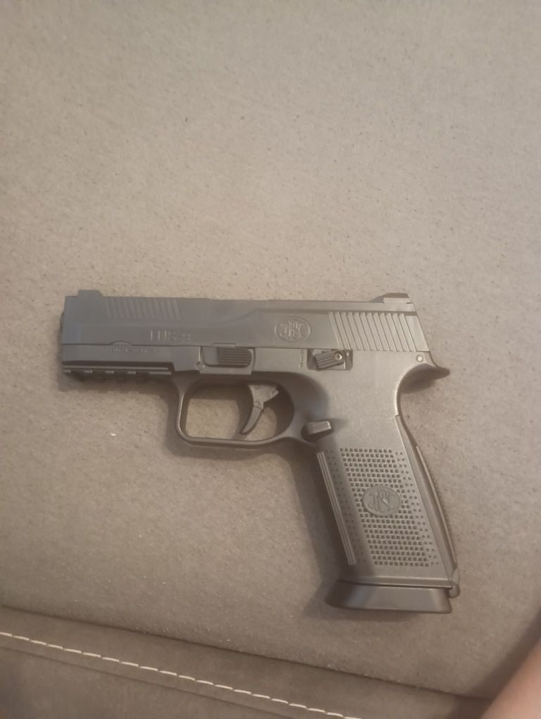 Спрингов пистолет FNS-9