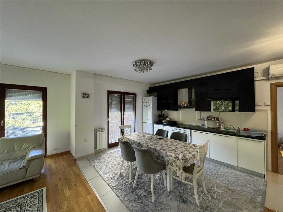 Дава се под наем Тристаен апартамент в Пловдив, Център - 88 кв.м за 453.9 € - Снимка #1