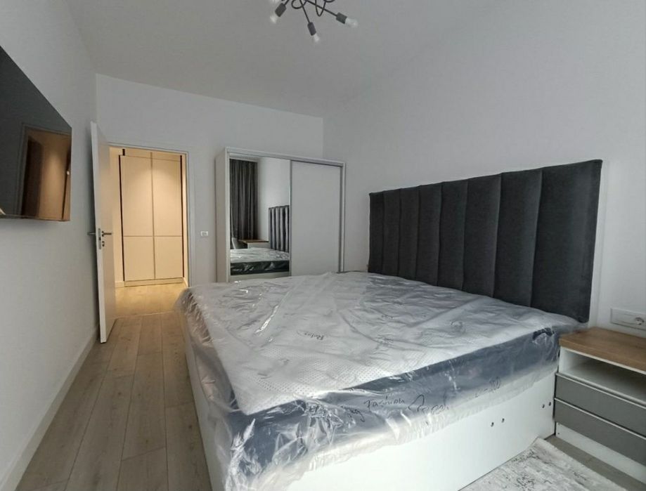 Închiriez apartament cu 2 camere