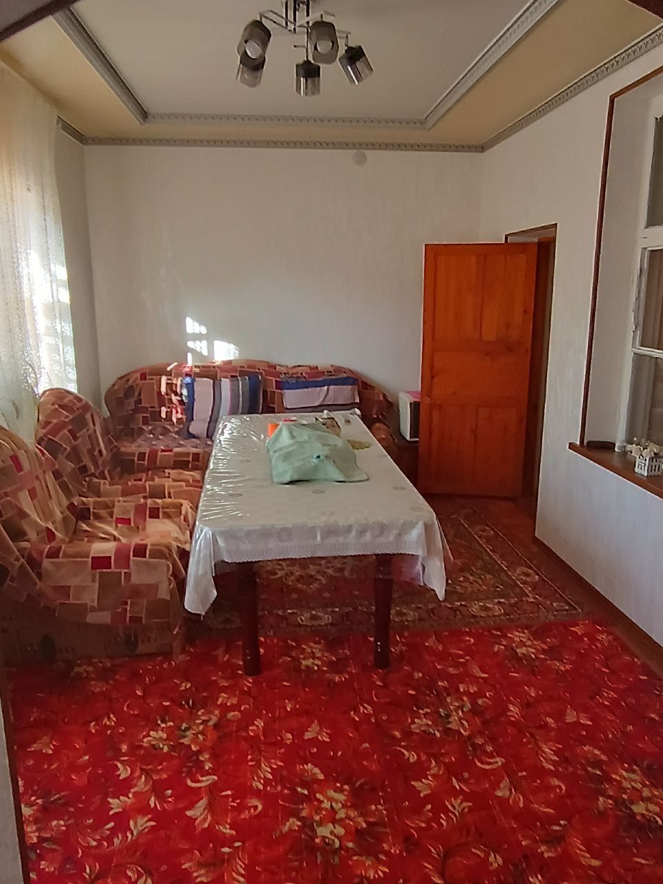 Toshkent viloyati Yangiyol shaxri Bahor mahallasida hovli uy sotiladi.