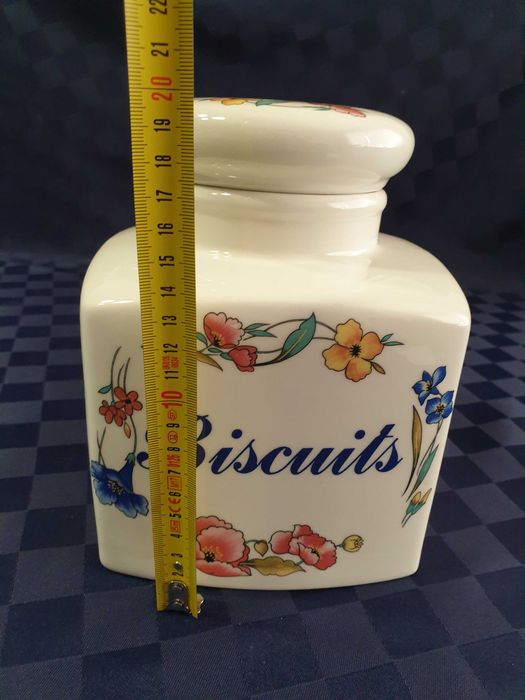 Антична бронзова везна и Порцеланов   буркан за бисквити