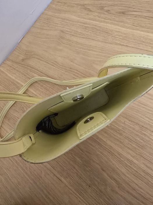 Жълта дамска чанта