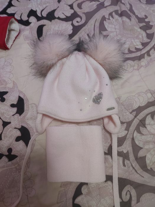 Шапка с помпони от изкуствен косъм и шалче