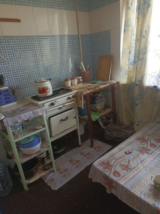 Продаётся 1ком кв в чирчике 4 мкн 4 этаж не далеко от дороги