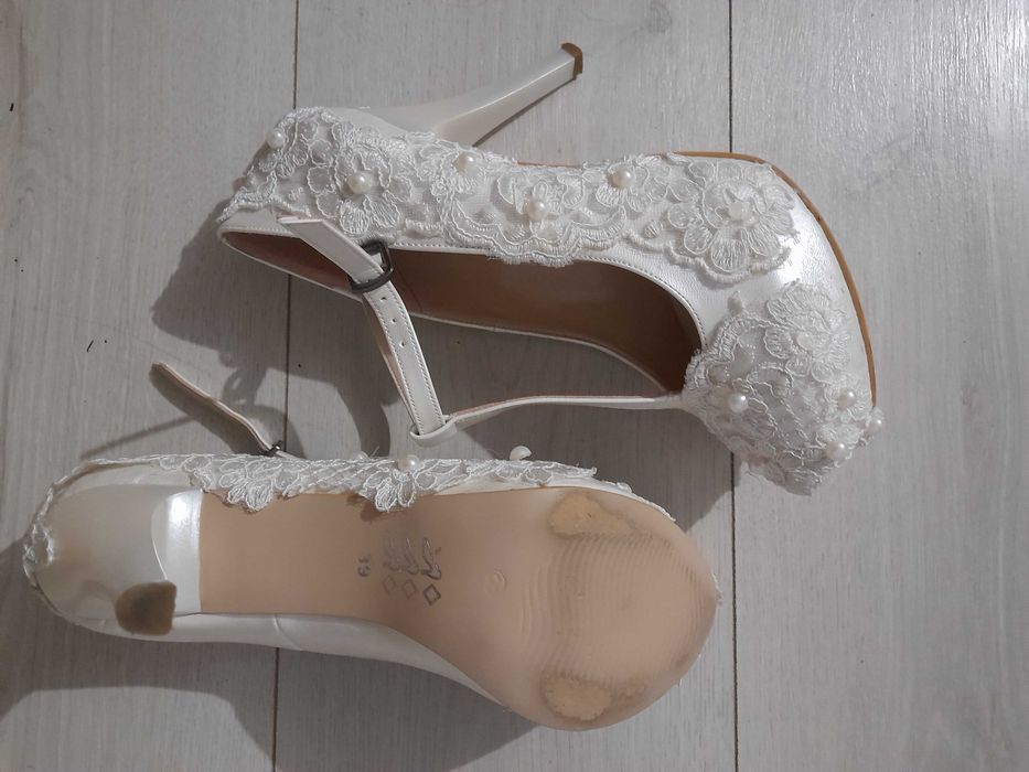 Pantofi de mireasa cu platforma si varf rotunjit