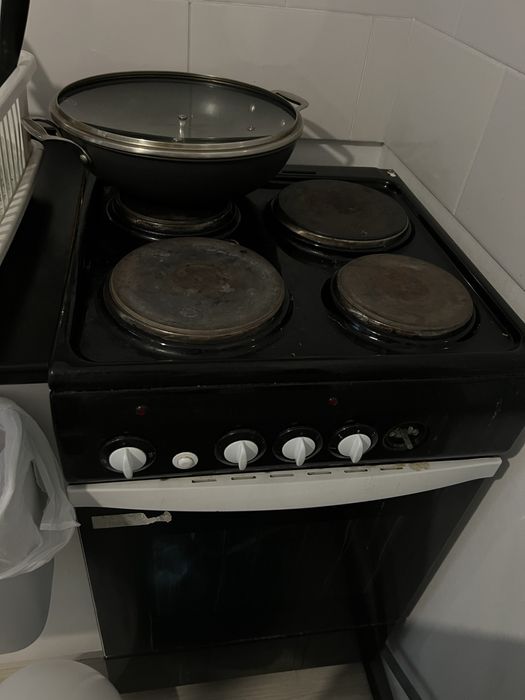 Электрическая плита с духовкой