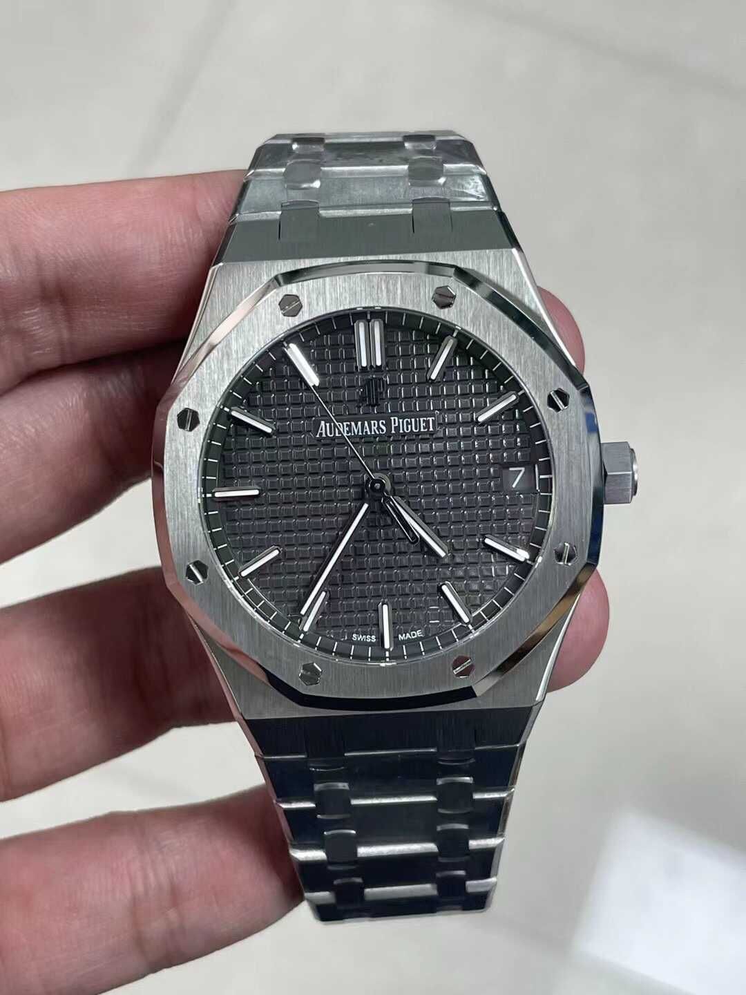 Audemars Piguet Royal Oak model nou / gry