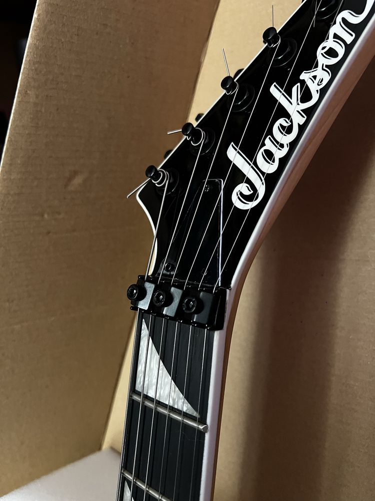 Jackson JS Series King V JS32 Black with White Bevels