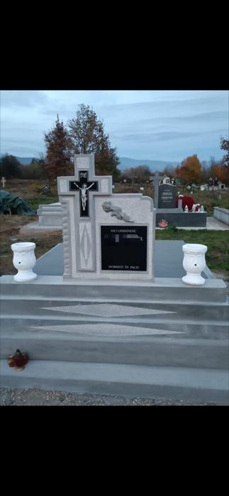 Morminte,cruci,cavouri