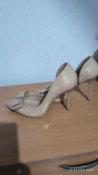 Vând pantofi eleganți