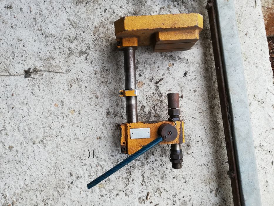 Presa mecanica manuala