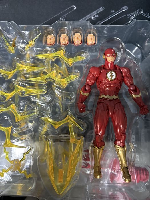 Екшън фигура revoltech the flash