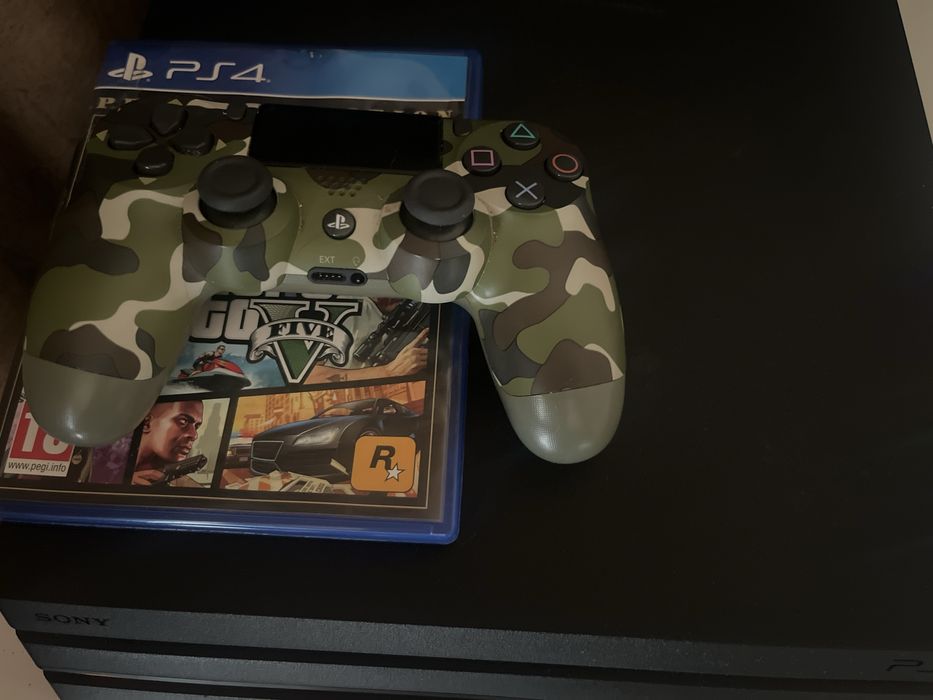 Vand ps 4 pro impecabil