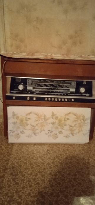 Стереорадиола Регонда 102  Радио и проигрователь для пластинок,