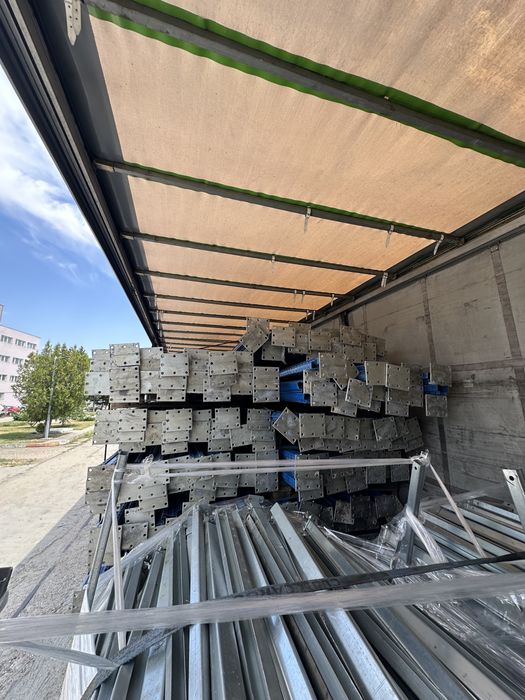 Rafturi metalice in stoc