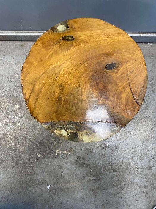 Дървена кръгла масичка с оплетени крака