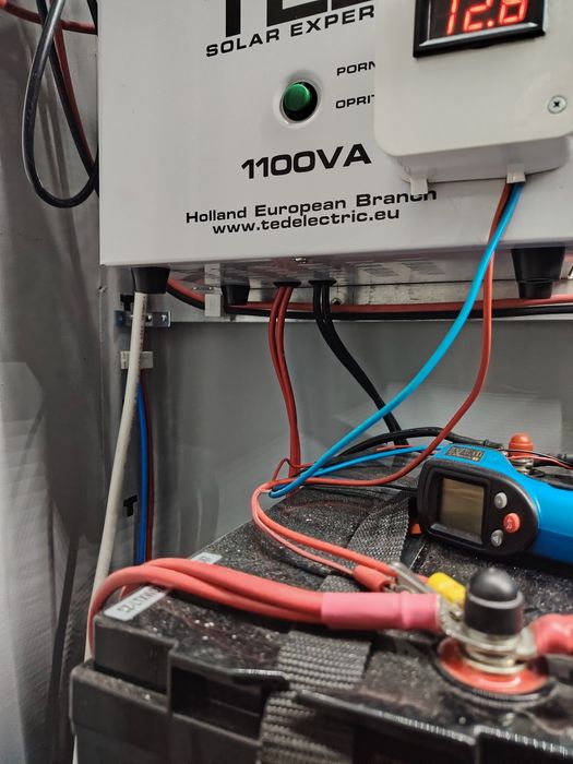 Vând invertor solar