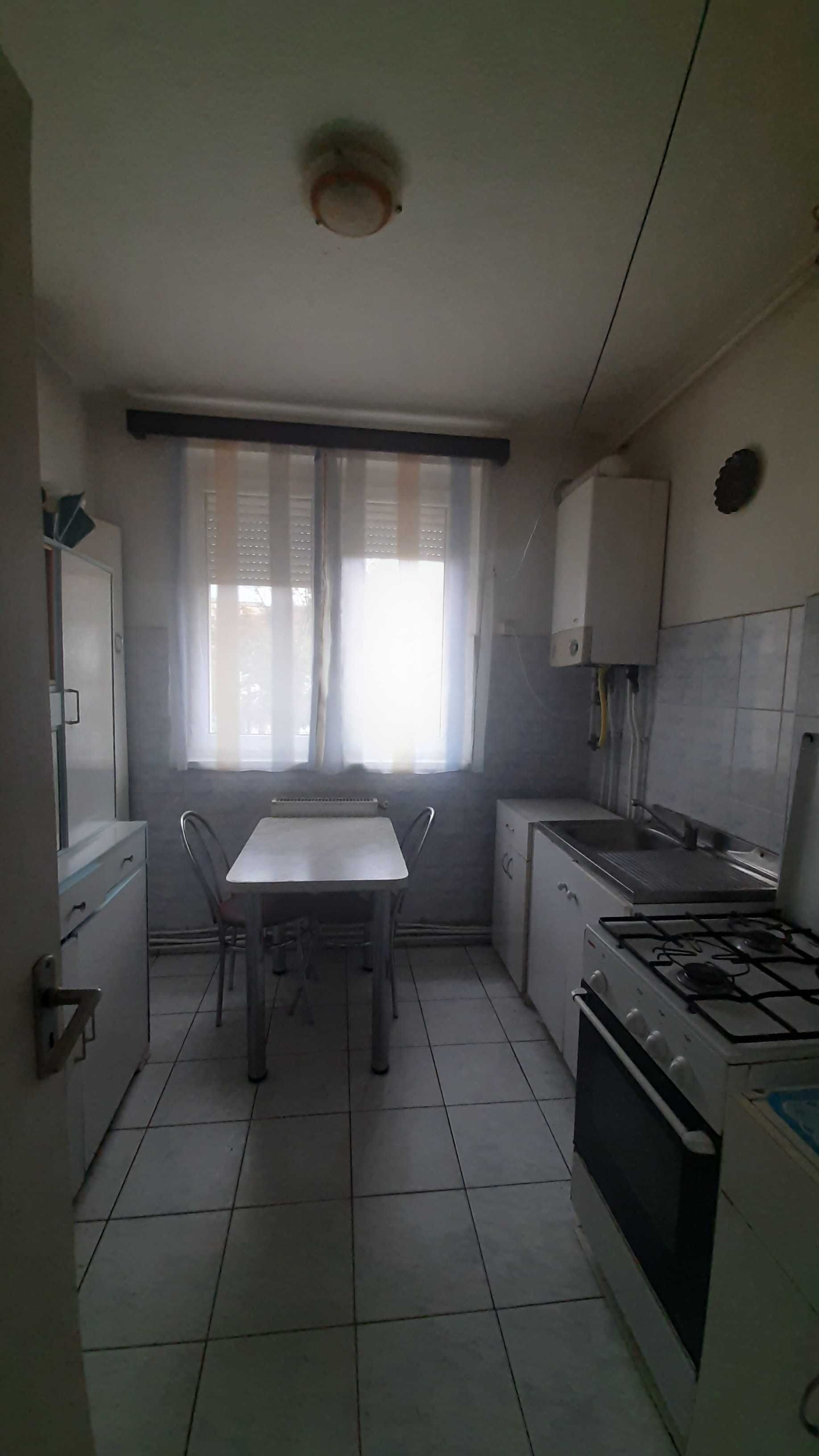 Vând apartament 3 camere în Hunedoara, Central-Bd. Corvin