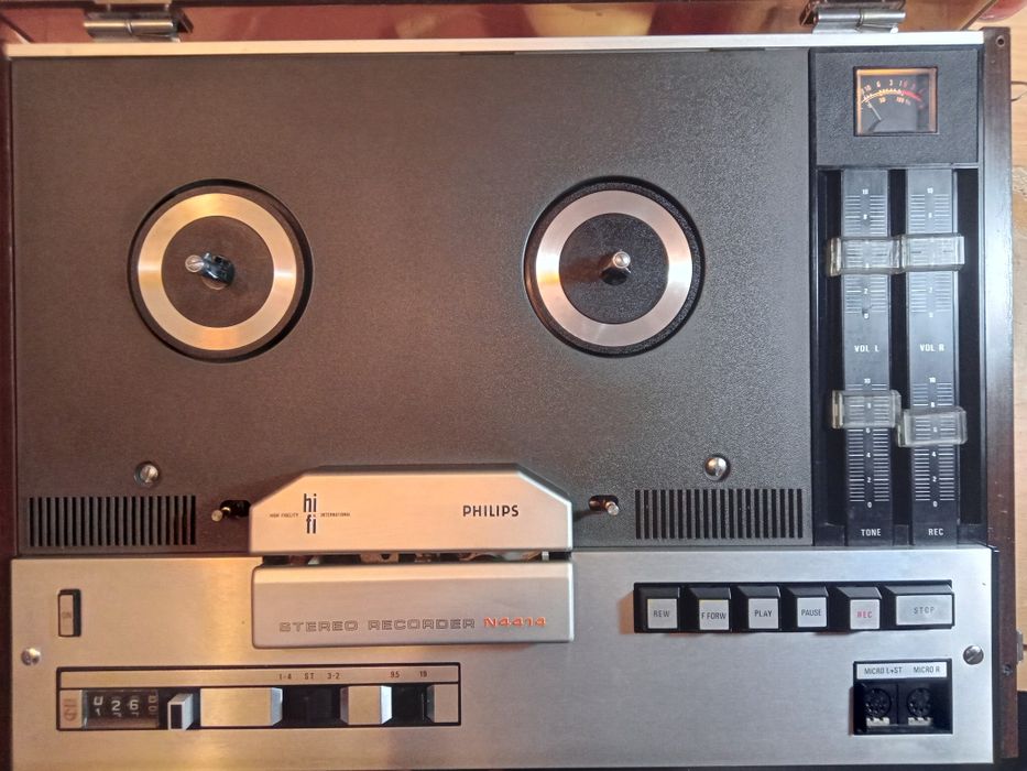 Magnetofon Philips N4414 .trei motoare.amplificare și dif incorporate