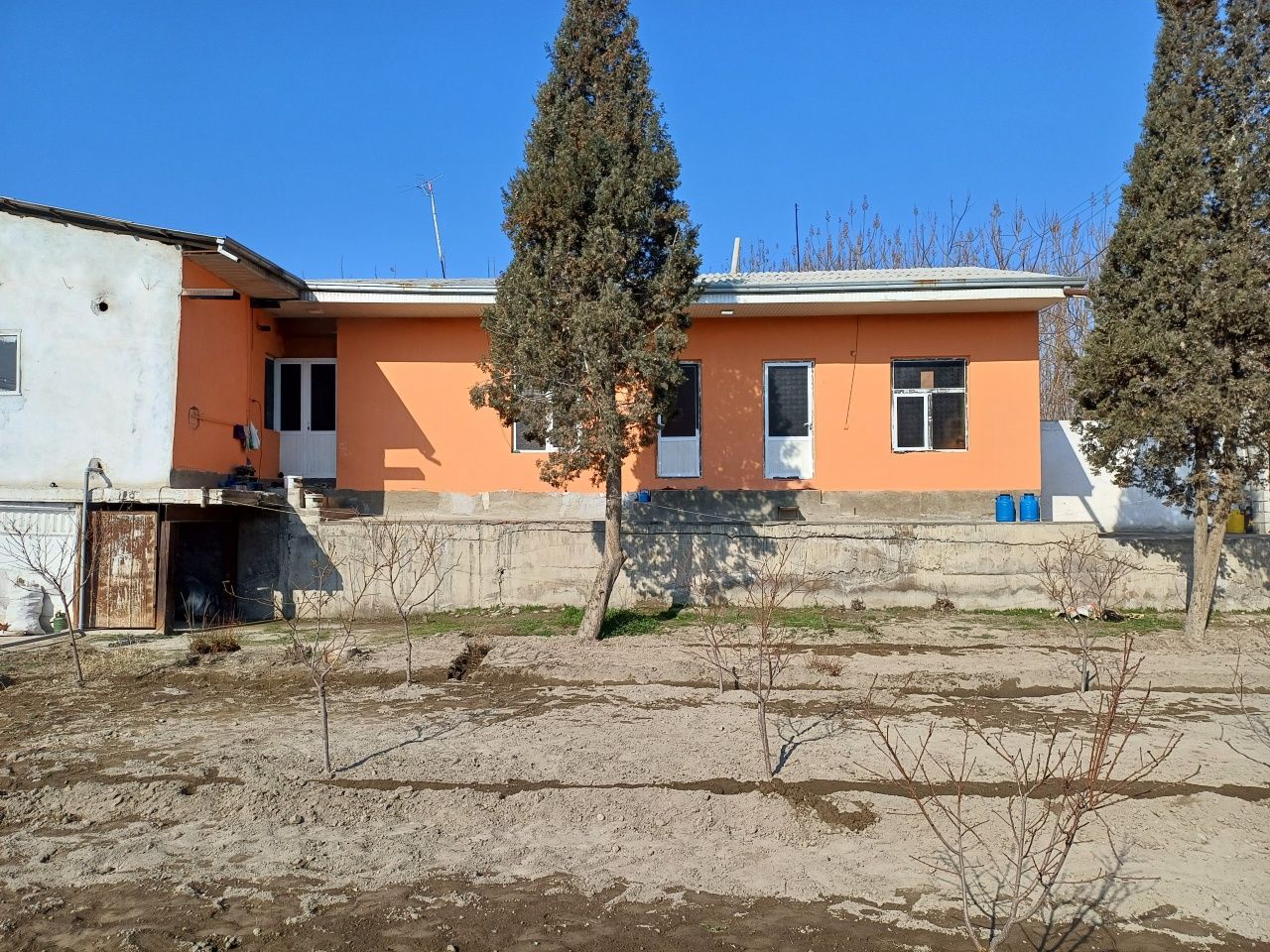 Hovli Uy Sotiladi